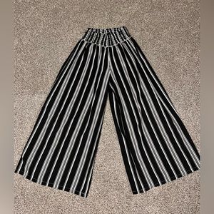 Spring break = around the corner… 🏝️
Grab these beach cover up pants Lot of 2